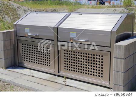 屋外に設置されたゴミ集積庫 89660934