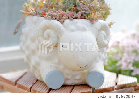 ヒツジの置物、花の花瓶 ヒツジの置物、花の花瓶 89660947