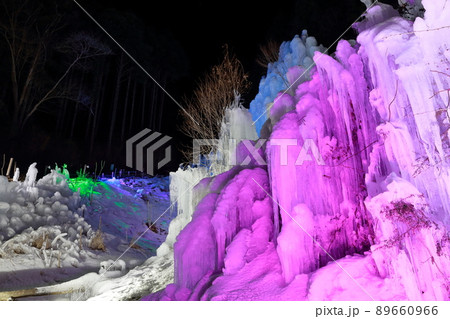 冬の風物詩　氷柱群のライトアップ（氷瀑・湧水広場　愛知県 豊田市） 89660966