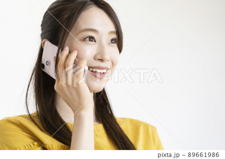 スマートフォンで通話する若い女性 スマートフォンで通話する若い女性 89661986
