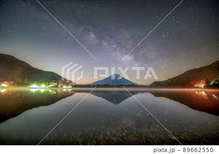 山梨県河口湖町　精進湖から望む富士山と天の川 89662550