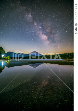 山梨県河口湖町　精進湖から望む富士山と天の川 89662551