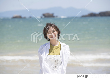 砂浜を散歩する若い女性 89662998