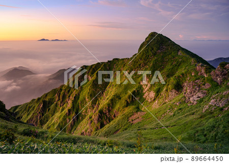 (群馬県)夏の谷川岳トマの耳・明け方の情景 (群馬県)夏の谷川岳トマの耳・明け方の情景 89664450