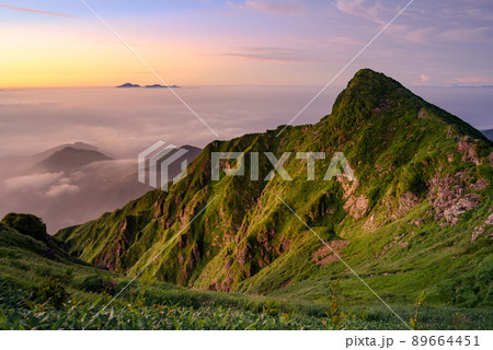 (群馬県)夏の谷川岳トマの耳・明け方の情景 (群馬県)夏の谷川岳トマの耳・明け方の情景 89664451