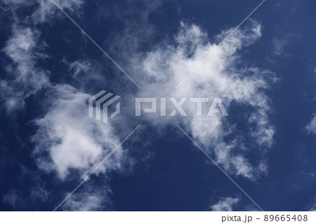 天頂にできた雨雲の隙間から見えた高空の雲_横1 89665408