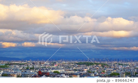 夕暮れの都市の全景 89666247