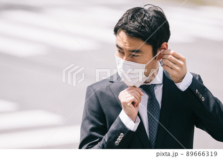 マスクをする男性ビジネスマン 89666319