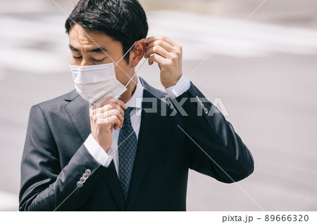 マスクをする男性ビジネスマン マスクをする男性ビジネスマン 89666320