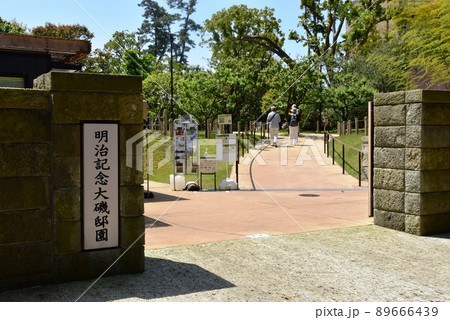 大磯町　明治記念大磯邸園正門前と新緑 89666439