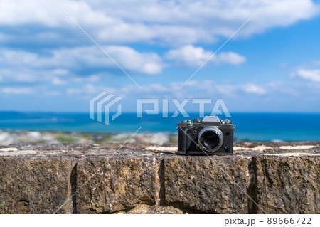 高台から海の見える景色を撮影する 89666722