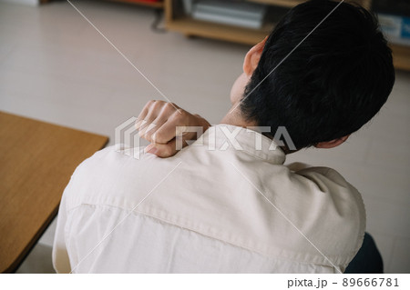 男性の肩こり・疲労イメージ 89666781