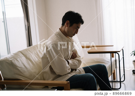 30代の悩む男性イメージ 89666869