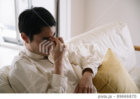 30代の眼精疲労に悩む男性イメージ 89666870
