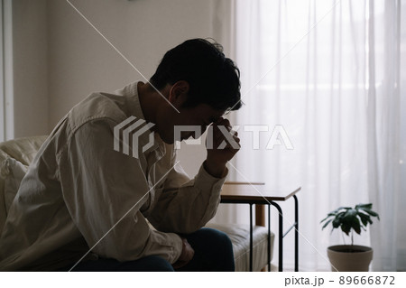 30代の悩む男性イメージ 89666872
