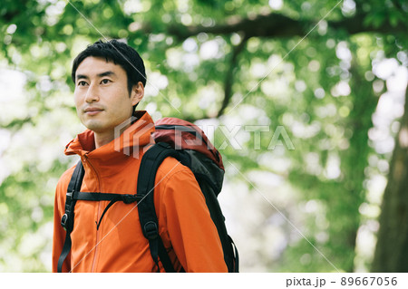 登山・ハイキング・山歩きをする男性イメージ 89667056