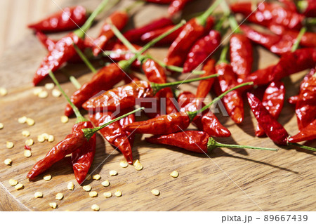 カッティングボードに置かれた鷹の爪 唐辛子 カッティングボードに置かれた鷹の爪 唐辛子 89667439