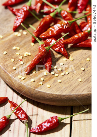 カッティングボードに置かれた鷹の爪　唐辛子 89667443