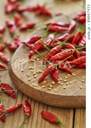 カッティングボードに置かれた鷹の爪　唐辛子 89667453