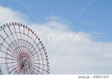 カラフルな大観覧車と快晴の青空 カラフルな大観覧車と快晴の青空 89667455