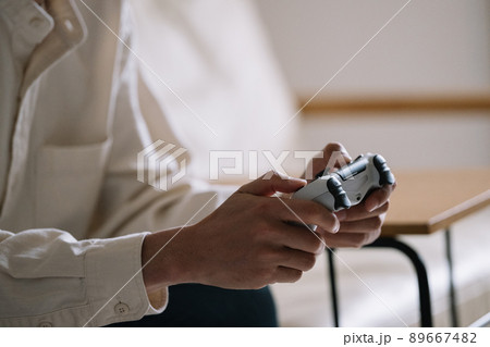 テレビゲームをする男性の手元 89667482