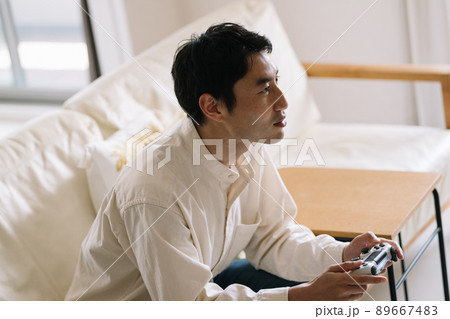 テレビゲームをする男性の横顔 89667483