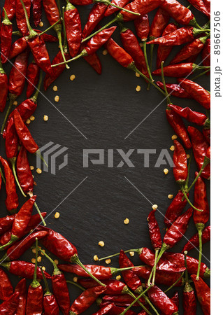 スレートボードに置かれた鷹の爪　唐辛子 89667506