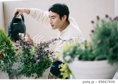 ガーデニングをする男性 89667606