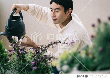 ガーデニングをする男性 89667608