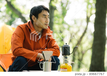キャンプでコーヒーを淹れる男性 キャンプでコーヒーを淹れる男性 89667767