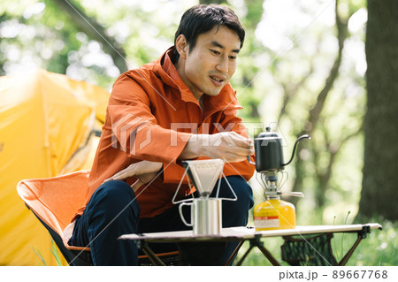 キャンプでコーヒーを淹れる男性 キャンプでコーヒーを淹れる男性 89667768