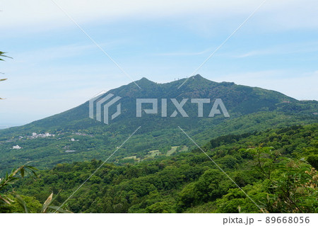 若葉が繫る初夏の表筑波スカイラインより望む　新緑の筑波山の風景 89668056