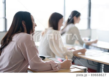 講義を受ける大学生 89668627