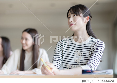 講義を受ける大学生 89668628