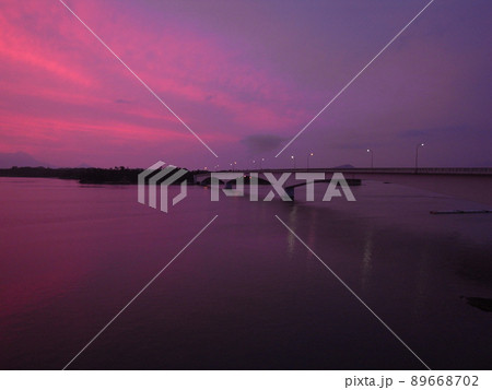 天草の夕日に写る橋 89668702