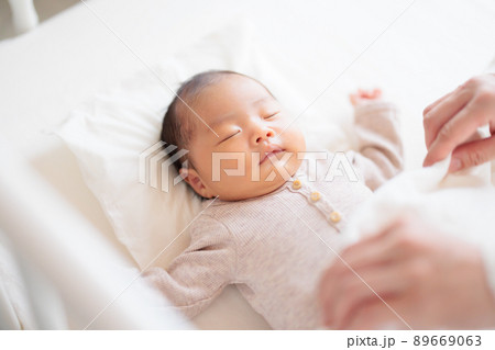 赤ちゃんの寝かしつけ ねんね 布団を掛ける 赤ちゃんの寝かしつけ ねんね 布団を掛ける 89669063
