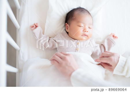 赤ちゃんの寝かしつけ ねんね 布団を掛ける 赤ちゃんの寝かしつけ ねんね 布団を掛ける 89669064