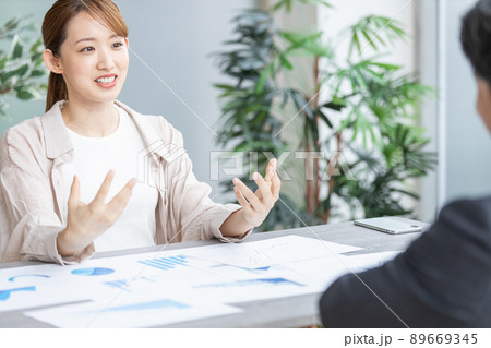 ミーティングで発言する若いビジネスウーマン 89669345