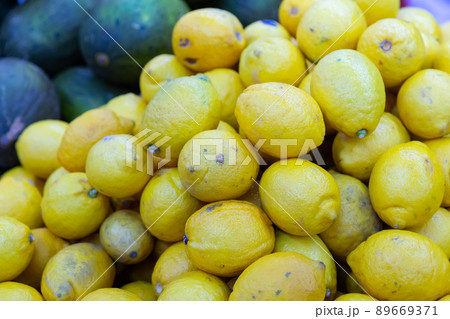 Pile of ripe lemons in market Pile of ripe lemons in market 89669371