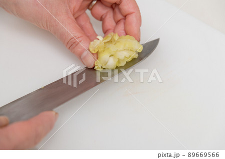 【キャベツの糠漬けを三徳包丁で切る】 89669566