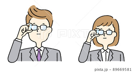 スーツを着て眼鏡に手をあてる真顔の男女の販売員 スーツを着て眼鏡に手をあてる真顔の男女の販売員 89669581