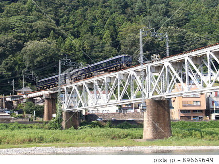 近鉄の観光特急「青の交響曲」が吉野川橋梁を通過中 近鉄の観光特急「青の交響曲」が吉野川橋梁を通過中 89669649