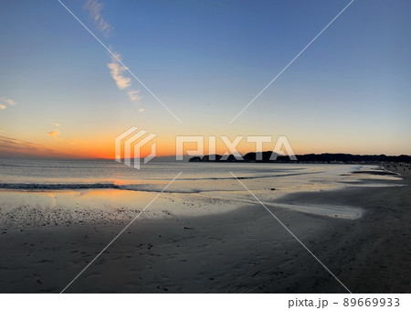 水平線の見える風景、海岸からの夕景、夕焼け空、海と夕焼け、日暮れ時の空、オレンジ色の空、青い海 水平線の見える風景、海岸からの夕景、夕焼け空、海と夕焼け、日暮れ時の空、オレンジ色の空、青い海 89669933