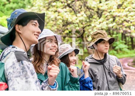 トレッキングに向かう若者　グッドサイン 89670051