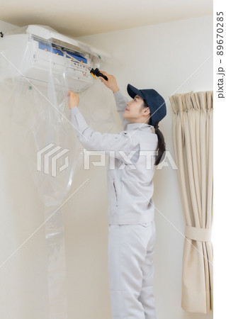 エアコン清掃をする女性作業員 89670285