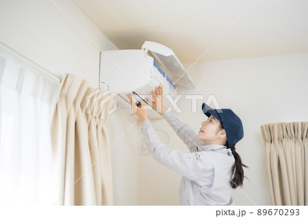 エアコン清掃をする女性スタッフ エアコン清掃をする女性スタッフ 89670293