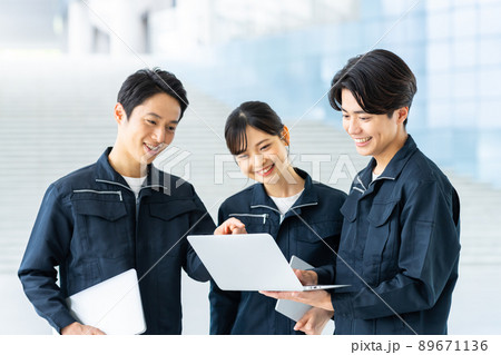 オフィスのエンジニア 89671136