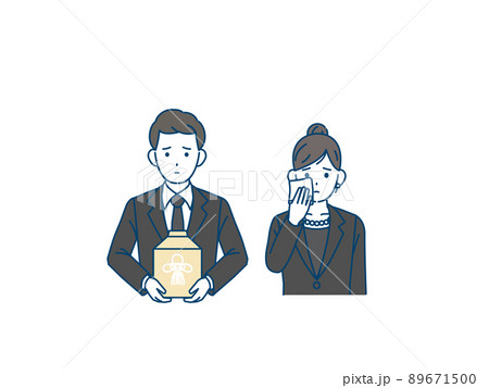 火葬　骨箱を持つ　夫婦　男女　葬式　葬儀　哀しい　悲しい　遺族 89671500