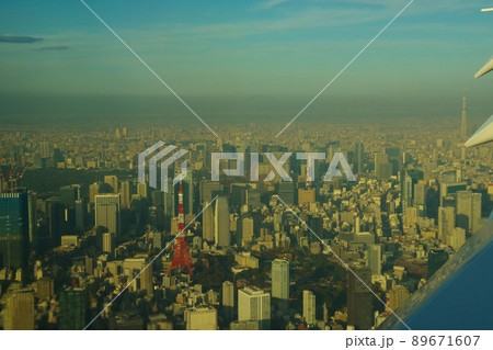 東京タワーとスカイツリー　東京　都心の航空写真　機窓風景　東京の街並み　飛行機の機窓から 89671607
