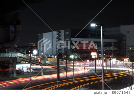 夜の交差点 89671642